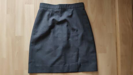 Sukna s razparkom vpreduna stehne, 38