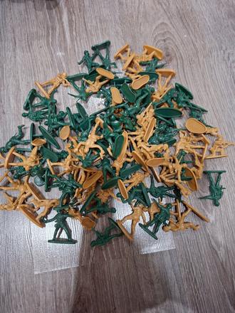 95 ks plastove panaciky vojaci, 