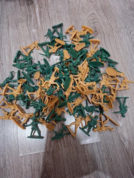 95 ks plastove panaciky vojaci, 