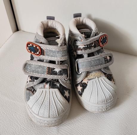 Vyššie tenisky, 19