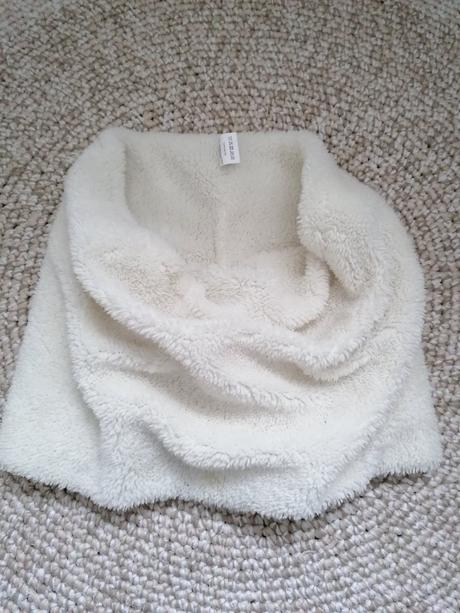 Mäkkučký nákrčník dámsky, 