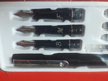 Kaligrafia fantasy vintage perá, 