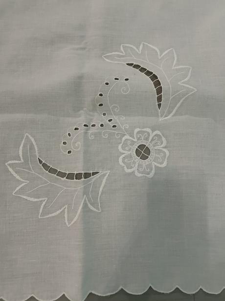 Veľký vyšívaný obrus v super stave,