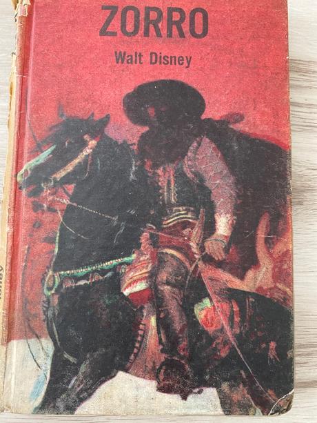 Krásna stará retro kniha walt disney zorro 1971,