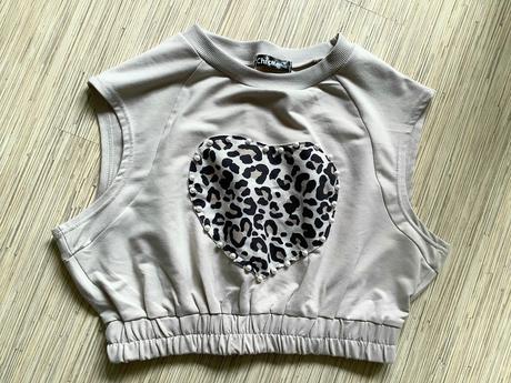 Krátky top so srdiečkom a perlickami /222, l