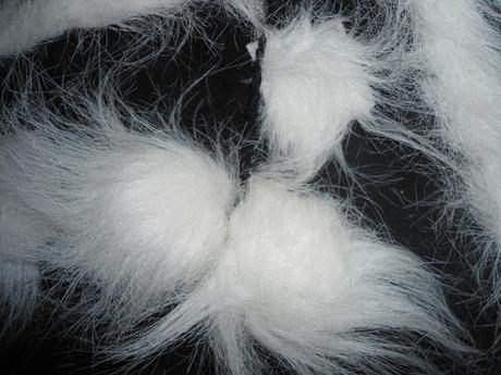 Cierna chlpata kabelka, 