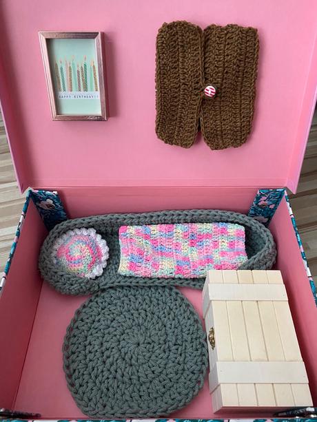 Háčkovaná bábika v kufríkovom domčeku, 