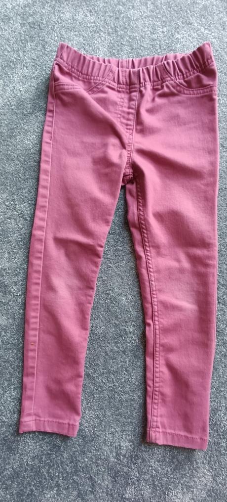 Nohavice plus dve tričká, 110