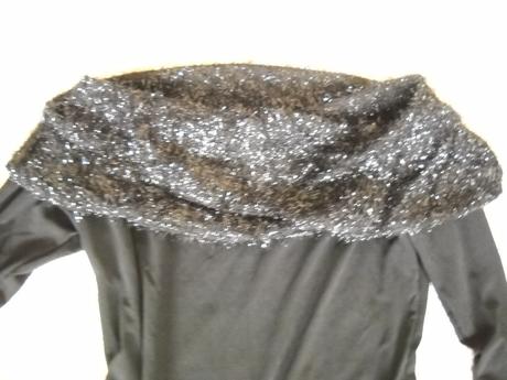 Trblietavý topík s holými ramenami , s