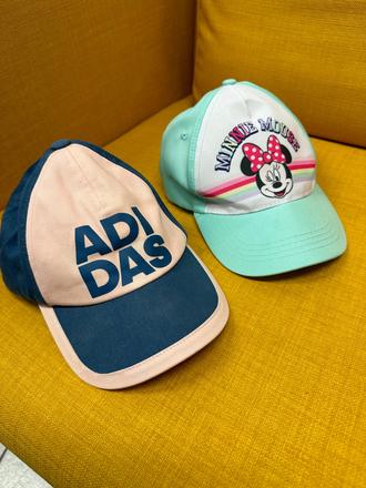 Šiltovky spolu, adidas