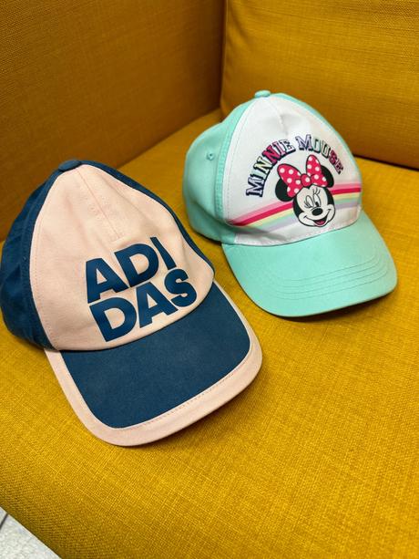 Šiltovky spolu, adidas