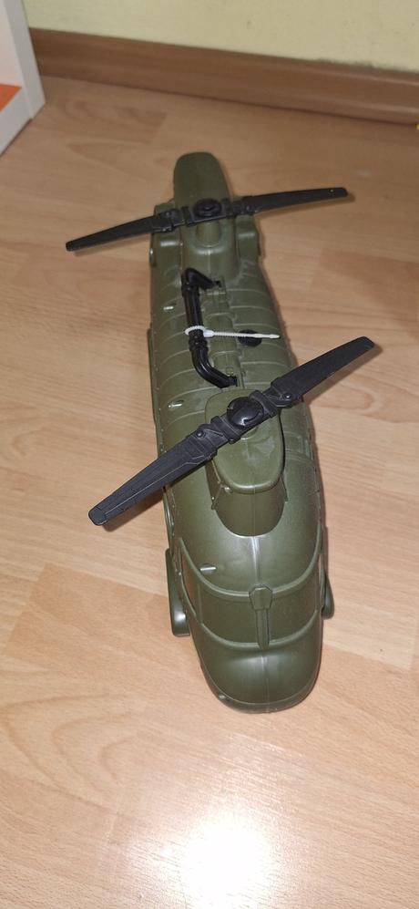 Vojenský vrtuľník s vojakmi, 