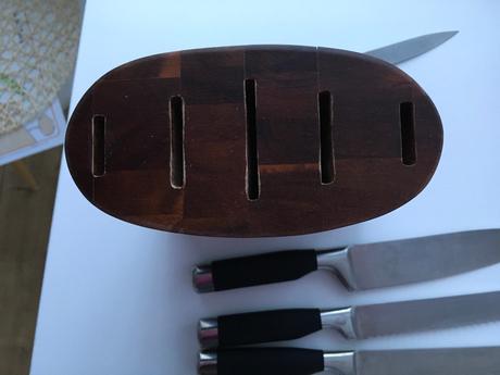 Stojan s piatimi nožmi ako nové, 