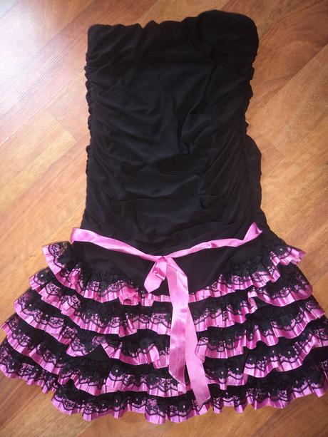 Čierne šaty s nariasenou sukňou, s