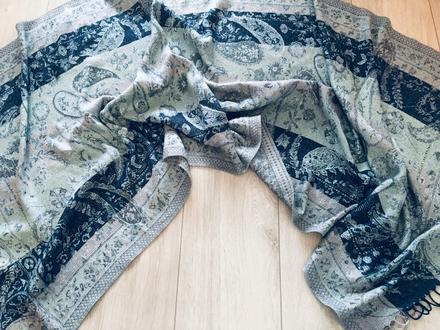 Elegantná štóla pretkávaná striebornou niťou, marks & spencer