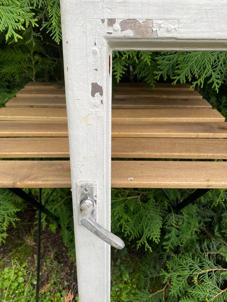 Starý drevený okenný rám,