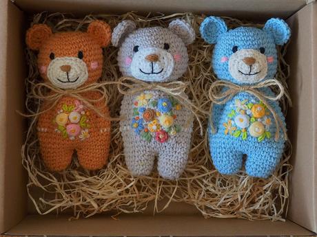 Macko s vyšívanými kvietkami 14cm - rôzne farby, 