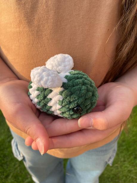 Predám ručne uháčkovanú zombie včielku, 