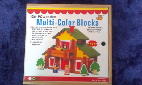 Drevený domček v drevenej krabici,