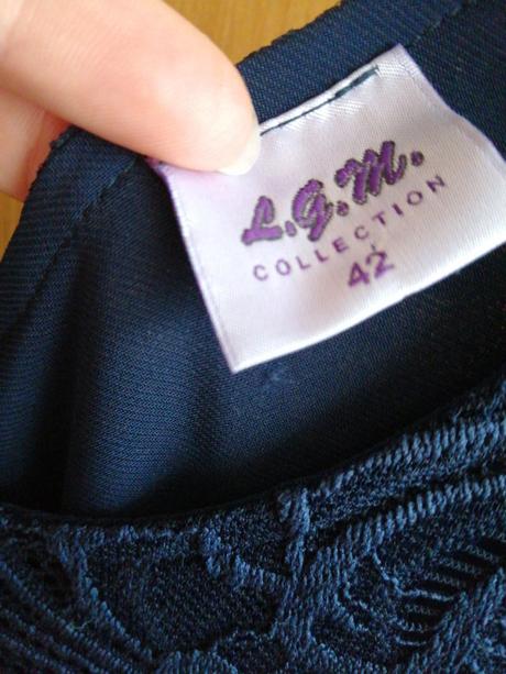 Šaty s odhalenými ramenami, 42