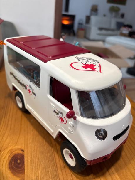 Schleich veterinárna ambulancia s koňom,