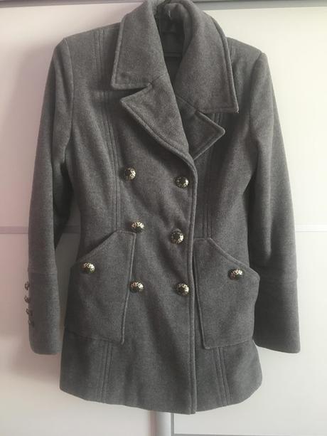 Málo nosený šedý kabát, s