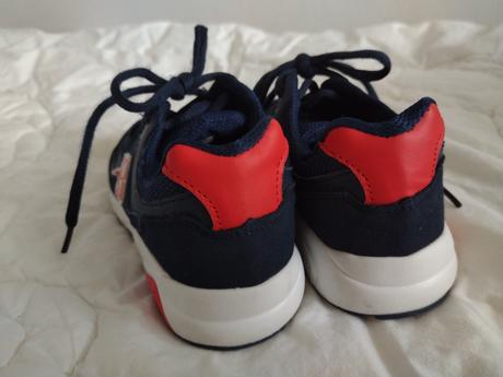 Tmavomodré tenisky, 29