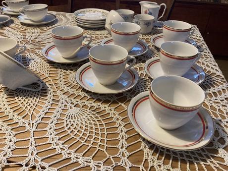 Porcelánové šálky podšálky rozne na dopoužívanie, 