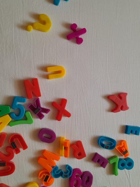 Predam plastovu abecedu- magnetky, 