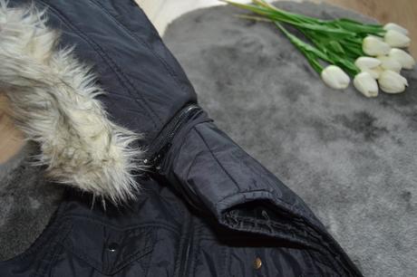 Štýlová zateplená čierna vesta s kapucňou a kožuši, s