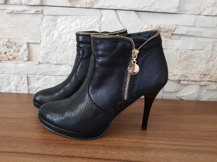 Krásne kožené kotníky so zipsovým lémom, 40