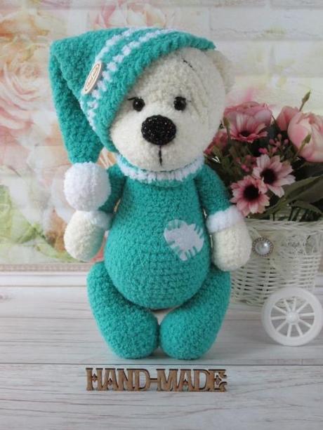 Háčkovaný macko v čiapočke,