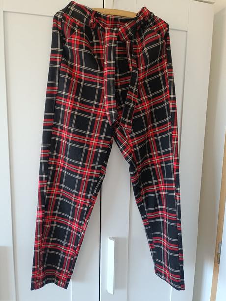 Kárované nohavice, 152