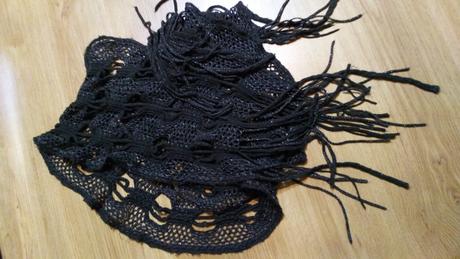 Tmavý elegantný šál,