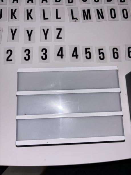 2 svietiace tabuľky s písmenami,