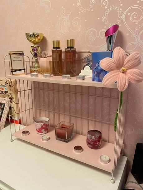 Ružový písací stôl,