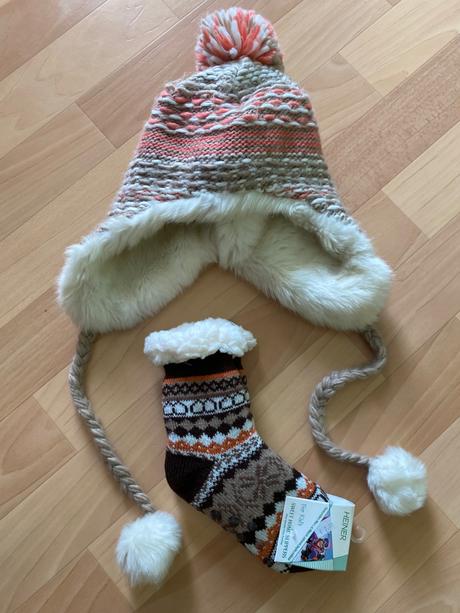 Zimná čiapka a ponožky, 122 / 128