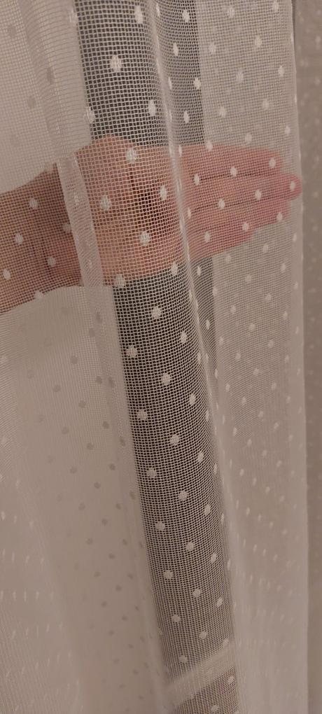 Snehobiele zaclony bodkovane s riasiacou paskou, 