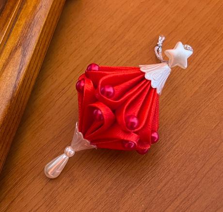 Vianočná saténová kvapka, 