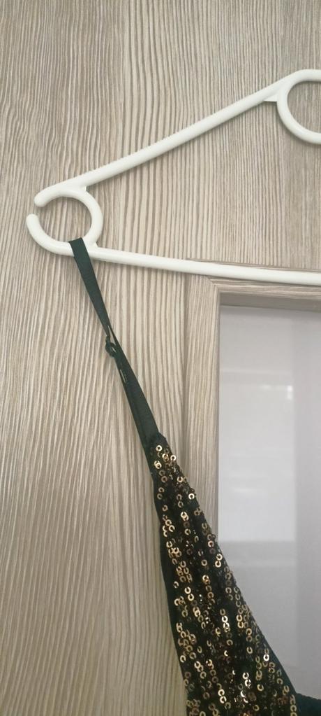 Zlaté flitrované šaty,