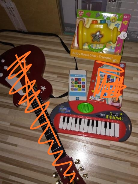 Hračky so zvukom(piano,mobil, mikrofón,trúbka)), 