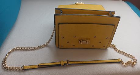 Žltá pevna kabelka so zlatou aplikaciou, 