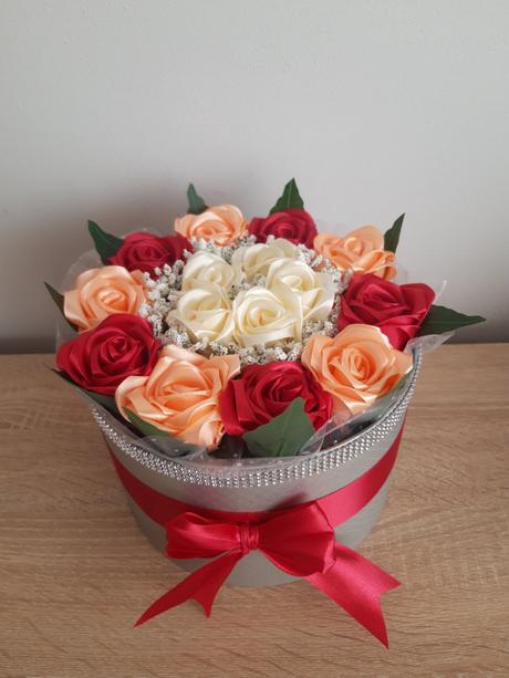 Boxíky plné saténových ruží, 