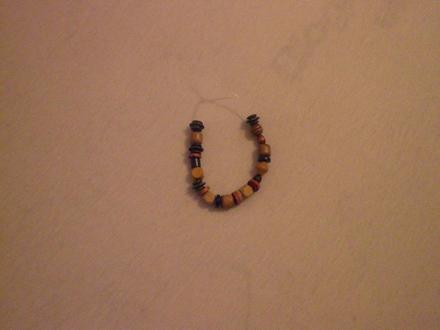 Náramok z drevených korálok,