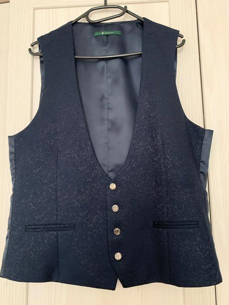 Tmavomodrý oblek, 176