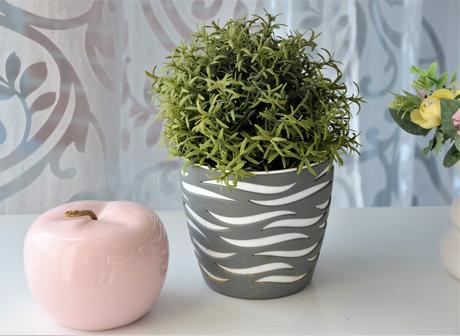 Plastový kvetináč,