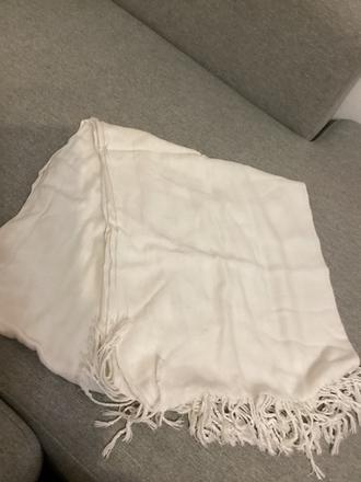 Dlhy šál so strapcami,