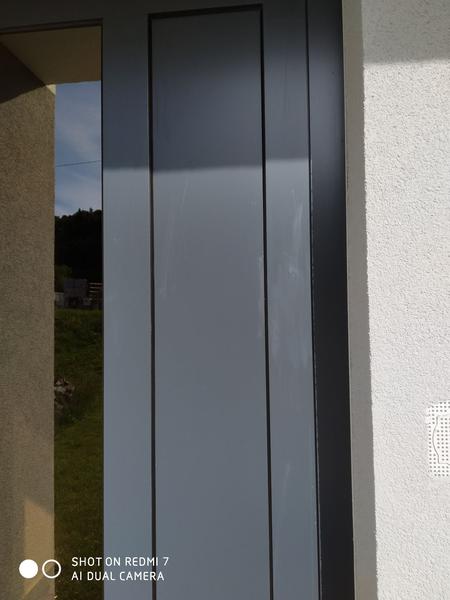 Šmuhy na vchodových dverách