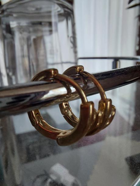 Malé kruhové náušnice,