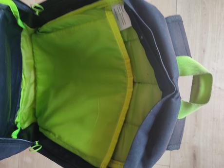 Čierny batoh so zelenými detailmi, 